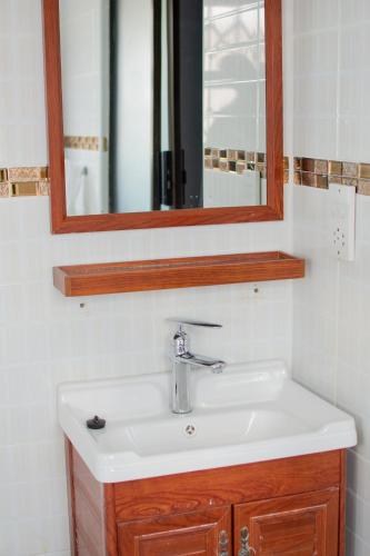 un baño con lavabo y espejo en Keene Air Bed & Breakfast, en Madibeng