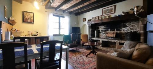 un salon avec une cheminée et un canapé dans l'établissement Happy Days 2, à Beaulieu-sur-Dordogne