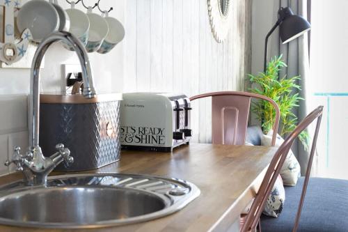 una encimera de cocina con fregadero en una cocina en Harbour Hideaway - Free Parking, en Brighton & Hove