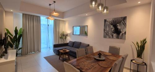 Χώρος καθιστικού στο Bliss at the Fields, 5BR Villa with Garden in Meydan
