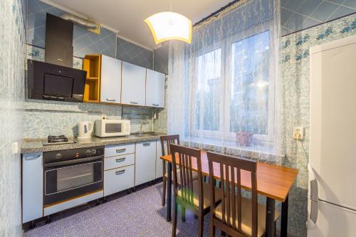Кухня или мини-кухня в Central Apartments Palats Sportu Area
