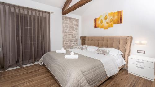sypialnia z łóżkiem i dwoma ręcznikami na nim w obiekcie Villa LV by Villas Holiday w mieście Fiorini