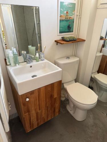 une salle de bain avec un lavabo blanc et des toilettes dans l'établissement Quiet & Bright Apartment, à Paris
