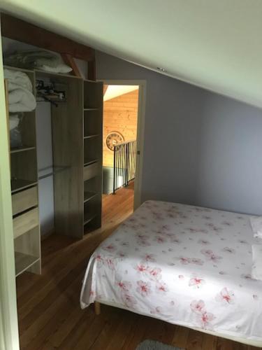 Domaine Papillon في Talais: غرفة نوم بها سرير ورف كتب