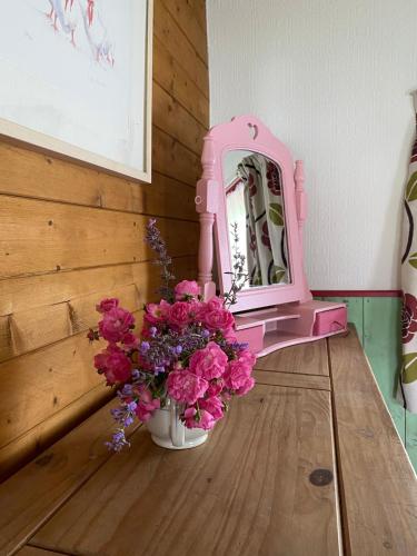 Φωτογραφία από το άλμπουμ του The Fabulous flower hut σε Llanfynydd