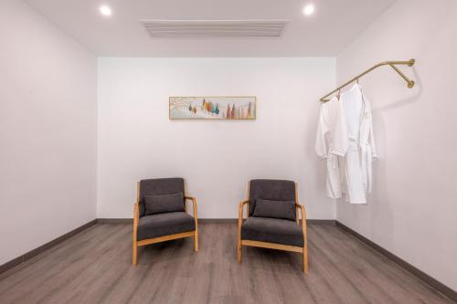two chairs sitting next to each other in a room at Healing House--Free one way pick up service over 2 nights in Zhangjiajie