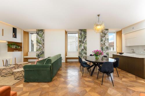 Moon River Luxury Apartment