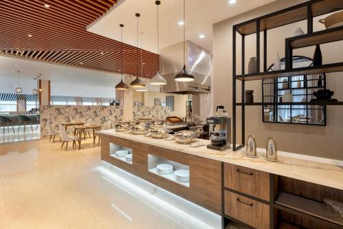 Η κουζίνα ή μικρή κουζίνα στο Protea Hotel by Marriott Lusaka International Airport