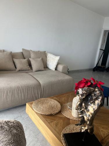 un salon avec un canapé et une table dans l'établissement Appartement face a la mer, à Nice