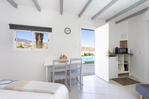 Ένα ή περισσότερα κρεβάτια σε δωμάτιο στο Oasis Tenerife Rentals con Piscina climatizada, Cocina exterior y Barbacoa