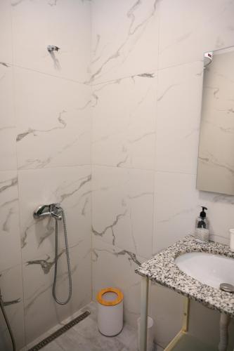 Ένα μπάνιο στο Villa Hoxha 80