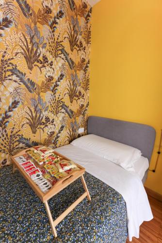 a bed with a coffee table in a room at casa dolce casa in Rome