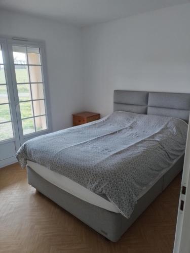 Ce lit se trouve dans un dortoir blanc doté de 2 fenêtres. dans l'établissement Chanceux pressignac Rochechouart Chabanais, à Pressignac