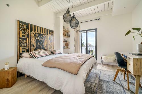 une chambre blanche avec un lit et un bureau dans l'établissement Mazargues, à Marseille