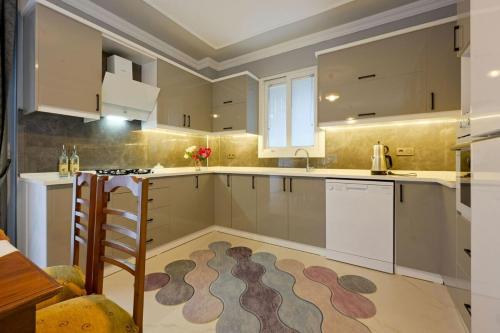 Kuchyň nebo kuchyňský kout v ubytování Spacious Villa for Large Families - Egeden 2