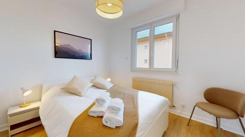 une chambre avec un lit, une chaise et une fenêtre dans l'établissement La belle étape avec parking, à Colmar