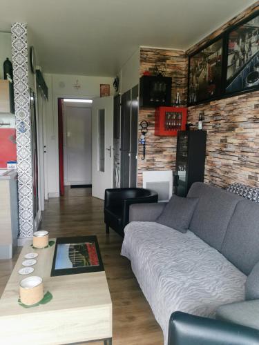 un salon avec un canapé et une table dans l'établissement Royan congrés, à Royan