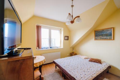 a small bedroom with a bed and a window at Oazis in Târgu-Mureş