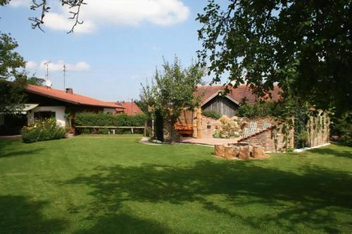 a yard with green grass and a house at Bärli in Bayersoien