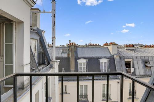 une vue depuis le balcon d'un immeuble dans l'établissement 504 Suite Mozart - Superb apartment in Paris, à Paris