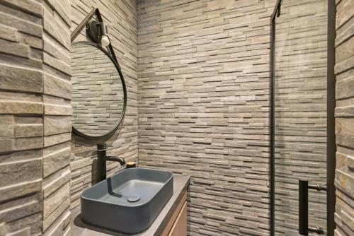 une salle de bain avec un lavabo et un miroir dans l'établissement 511 Suite Tour - Superb apartment in Paris, à Paris