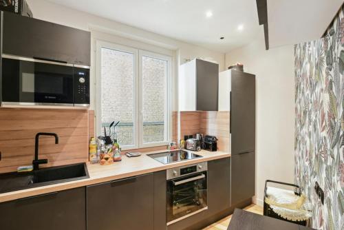 une cuisine avec un évier et un plan de travail dans l'établissement 511 Suite Tour - Superb apartment in Paris, à Paris