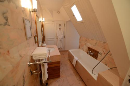 Gallery image of Chateau Du Boisniard in Chambretaud