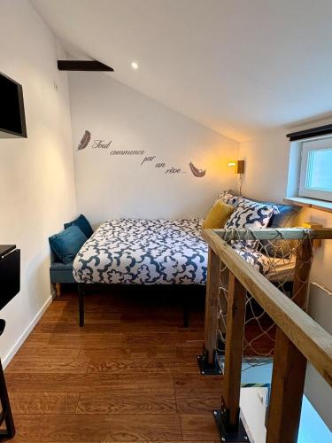 une petite pièce avec un lit et un canapé dans l'établissement Au Ch'ti Cosy, à Roubaix