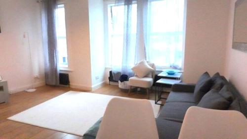 スラウにあるThe cozy condo sleeps 6 parkingのソファと椅子のあるリビングルーム