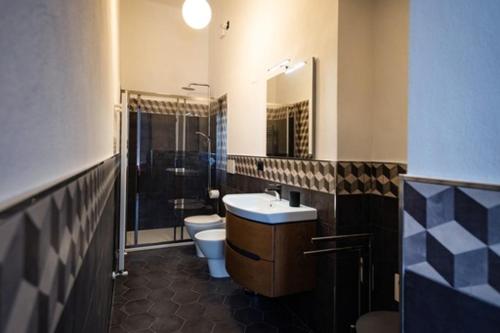 a bathroom with a sink and a toilet and a shower at Villa Giglio in Bordighera