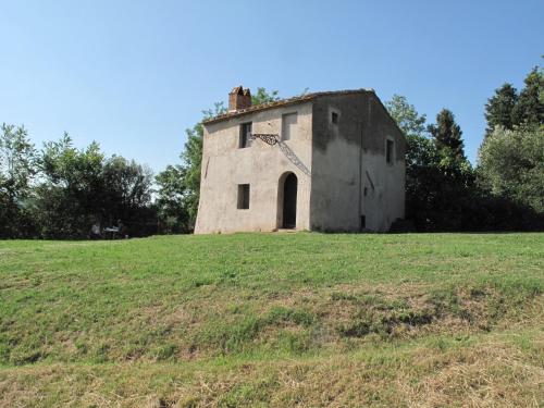 un bâtiment au-dessus d'un champ herbeux dans l'établissement Schulhaus, à Montecatini Val di Cecina