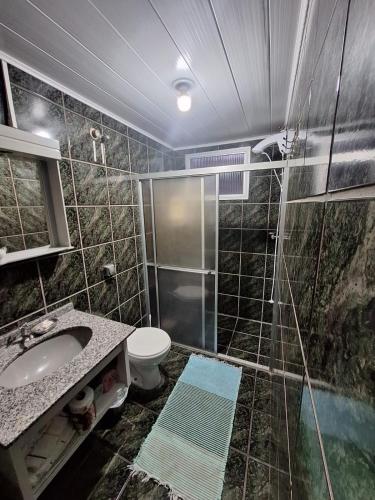 Ένα μπάνιο στο Cabana Amarela Guarda do Embaú