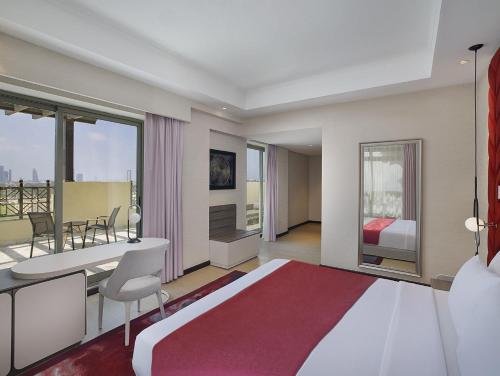 Una cama o camas en una habitación de Barcelo Al Jaddaf, Dubai