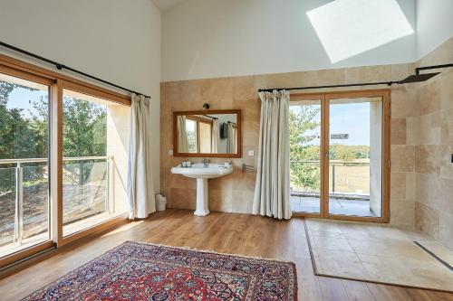 une salle de bain avec un lavabo et un miroir dans l'établissement Domaine de Badine, 15 min Bordeaux & Saint-Emilion, à Saint-Sulpice-et-Cameyrac