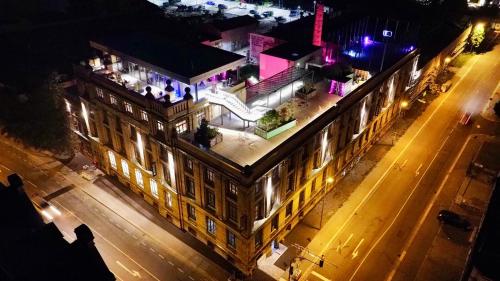 an overhead view of a building at night at fabrik studio apartments in Chemnitz