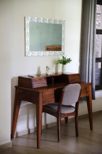 a wooden desk with a chair and a mirror at Hacienda Mi Soledad in Balancán de Domínguez
