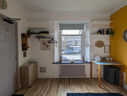 eine Küche mit Spüle und Fenster in der Unterkunft R1 - Bright Quiet Double - City & Beach Access, WIFI, Free Parking - Self Catering in Swansea
