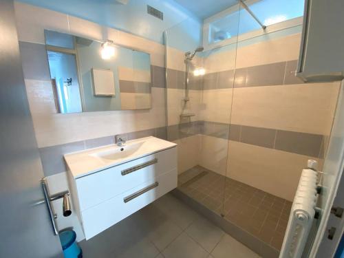 une salle de bain avec un lavabo et une douche dans l'établissement Appartement 2 chambres avec vue sur mer et parking à Perros-Guirec - FR-1-368-154, à Perros-Guirec