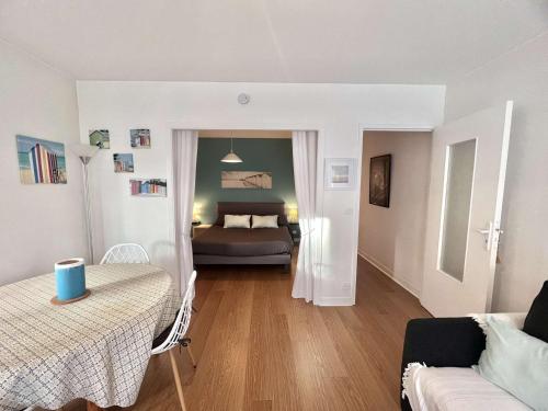 un salon avec un lit et un canapé dans l'établissement Appartement 3* à Bénodet, terrasse, parking, à 150m de la plage et thalasso - FR-1-481-49, à Bénodet