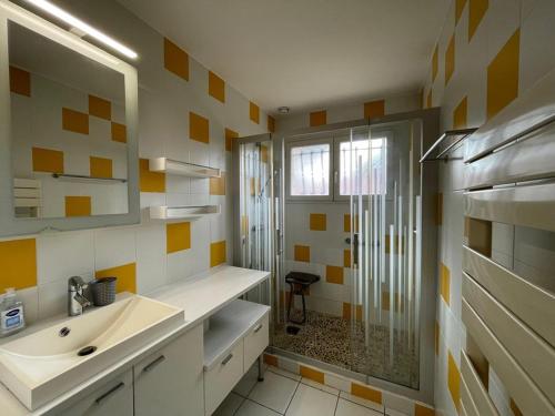 une salle de bain avec un lavabo et une douche dans l'établissement Maison Landaise au Calme - Proche Golf d'Hossegor, 3 Chambres, Jardin, Terrasse, Animaux Admis - FR-1-413-200, à Capbreton