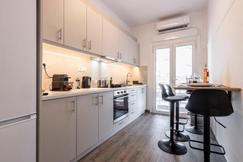 Cozy Apartment with Office - 19min to Athens Center