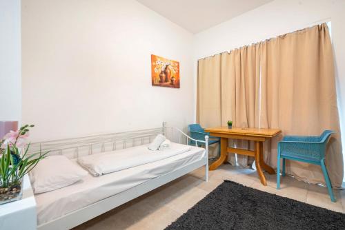 una habitación con una cama, una mesa y sillas en Aldars 9, en Múnich