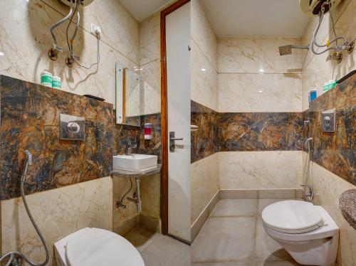 Koupelna v ubytování Just Renovated - Hotel Krishna Palace With Parking & Only 2 Mins Walk from Metro