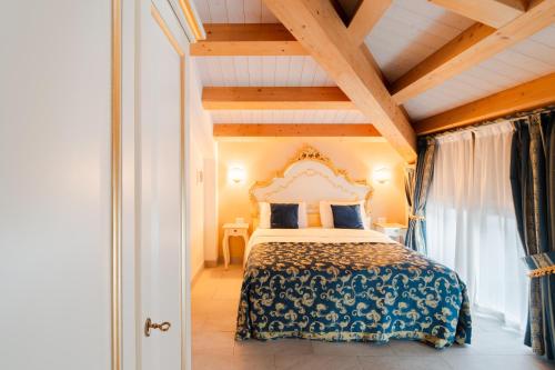 a bedroom with a large bed in a room at FloVe' Rooms Venice in Venice