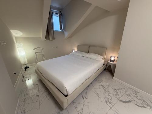Sunny Design Penthouse 2BR 2BA 8 min to Duomo