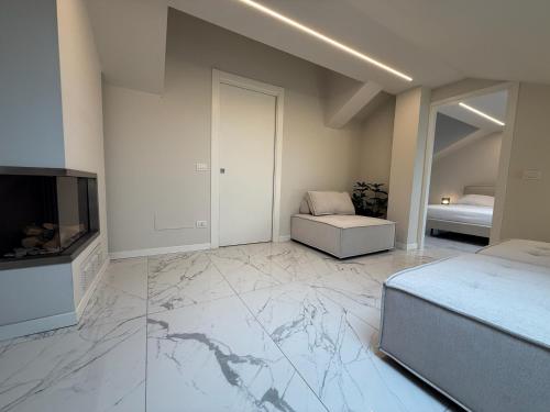 Sunny Design Penthouse 2BR 2BA 8 min to Duomo