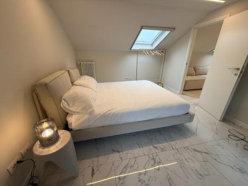 Sunny Design Penthouse 2BR 2BA 8 min to Duomo