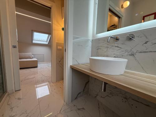 Sunny Design Penthouse 2BR 2BA 8 min to Duomo