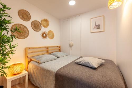 une chambre avec un lit avec deux oreillers dessus dans l'établissement I Feel Goudes, à Marseille