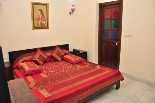 Una cama o camas en una habitación de Rani Mahal Hotel